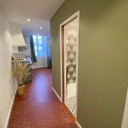 06cf Beautiful Renovated In Old Апартаменти