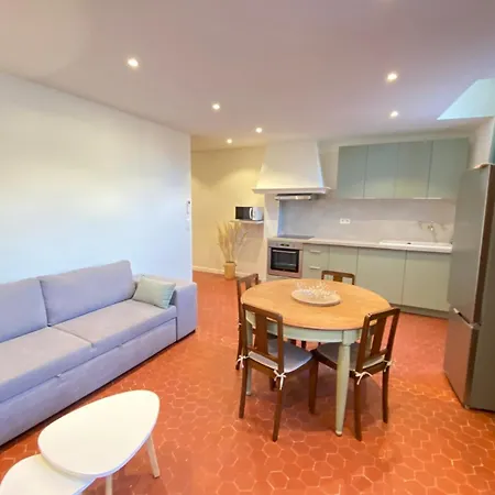 06cf Beautiful Renovated In Old شقة أنتيب