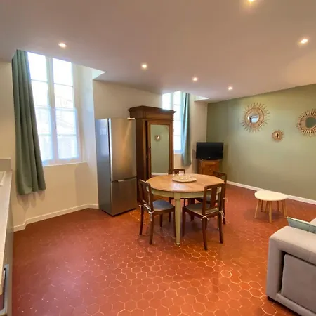 06cf Beautiful Renovated In Old Апартаменти Антіб