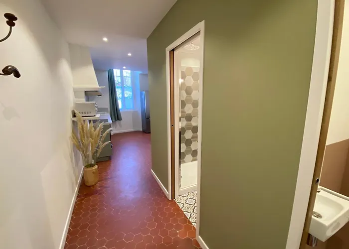 06cf Beautiful Renovated In Old Apartman