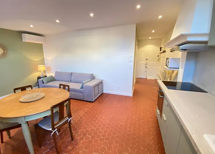 06cf Beautiful Renovated In Old Apartman