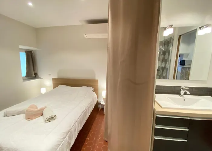 06cf Beautiful Renovated In Old Apartman